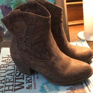 Sweet Ankle Boots with Cut-out Design